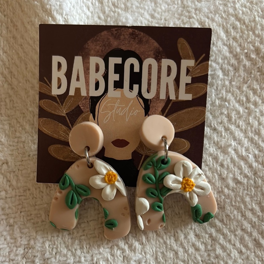 Floral clay Earrings - Cream and Green